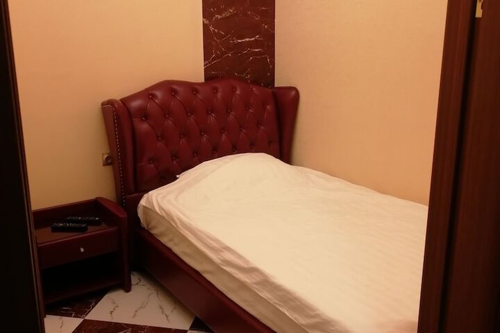 Room 27 of 68