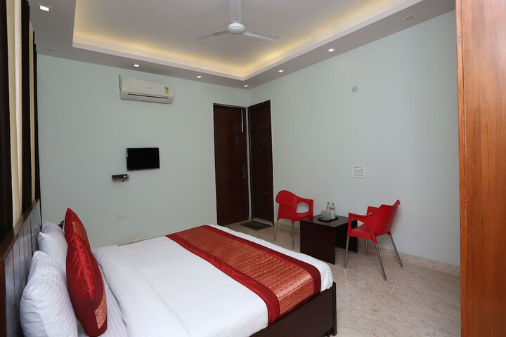 Room 12 of 16
