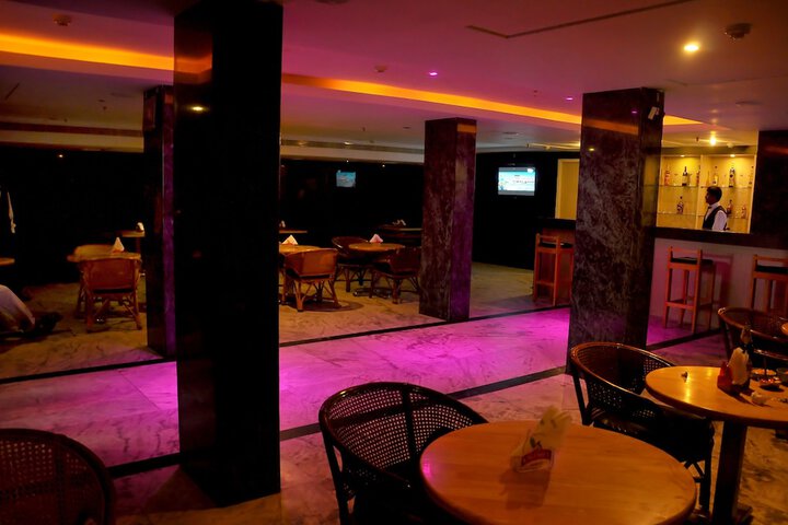 Lounge 22 of 33