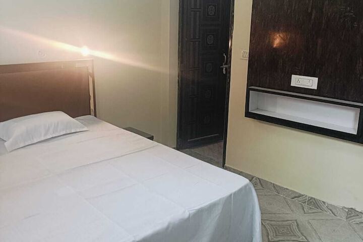 Room 6 of 14