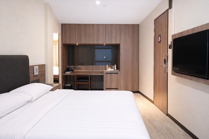 Room 16 of 104