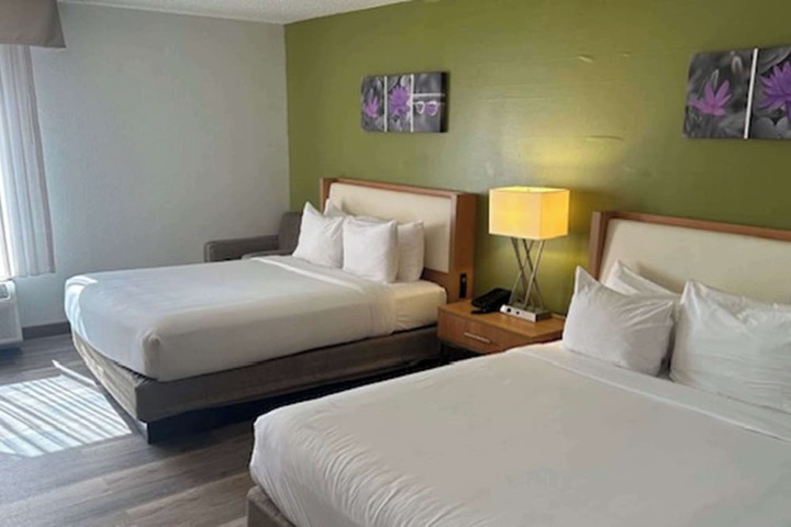 2 Queen Beds (5 of 13)