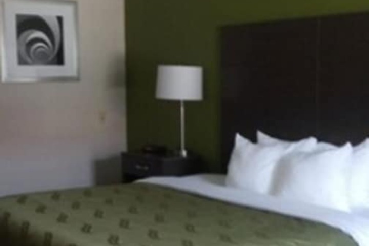 1 King Bed (2 of 14)
