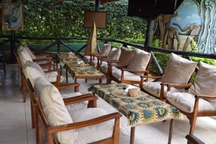 Lounge 20 of 28