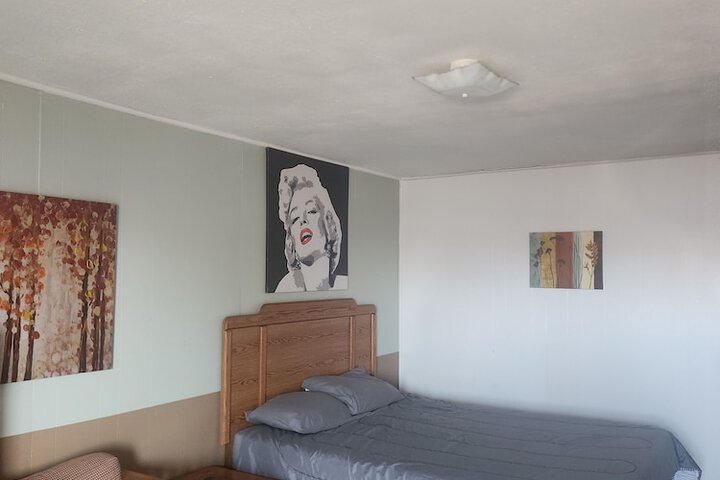 Room 4 of 16