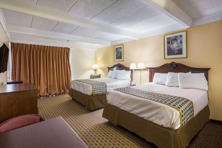 2 Queen Beds (1 of 3)