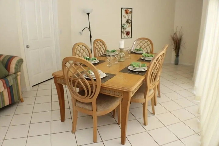 Dining 16 of 19