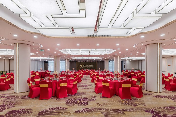 Ballroom/Hall 64 of 82