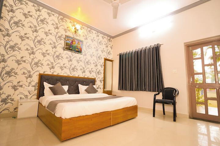 Room 6 of 25