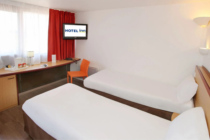 Room 5 of 12