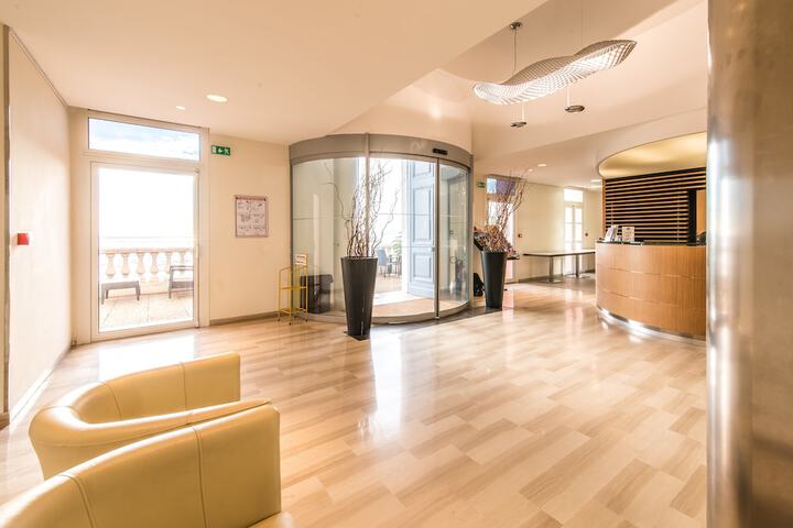 Lobby lounge