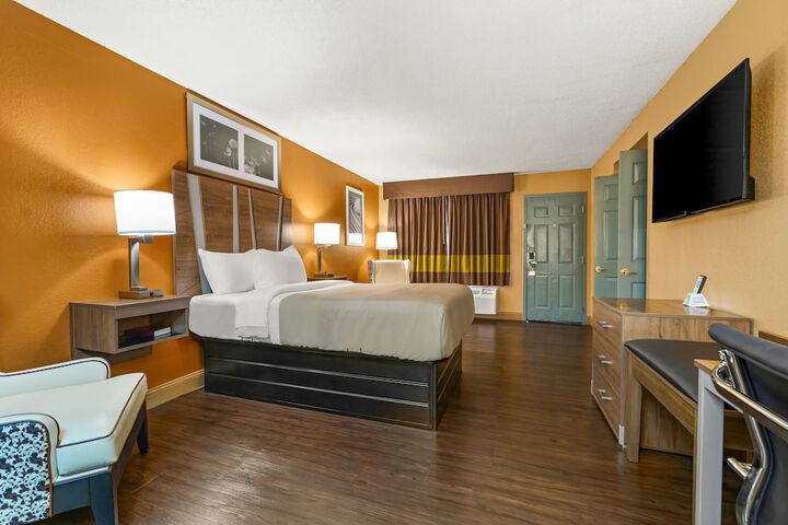 1 King Bed (9 of 30)