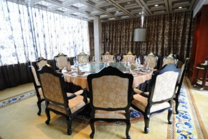 Dining 9 of 11