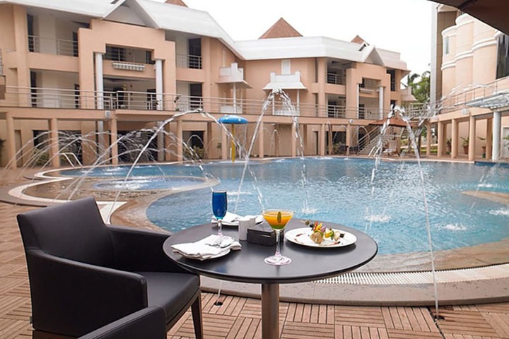 Pool Hotel