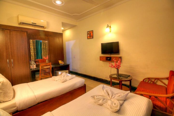 Room 8 of 12