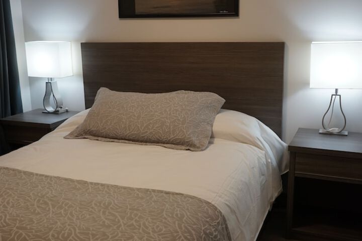 1 Queen Bed (8 of 20)