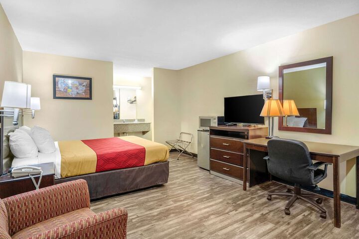 1 Queen Bed (5 of 14)