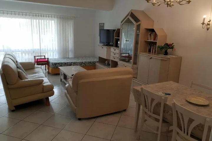 Room 4 of 17