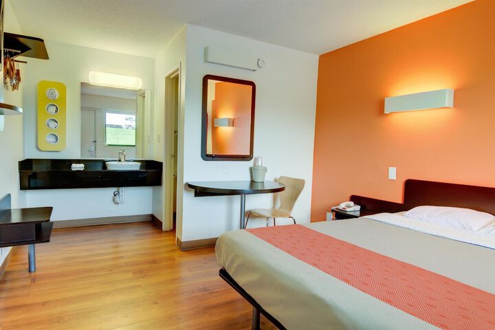 1 Queen Bed (6 of 6)
