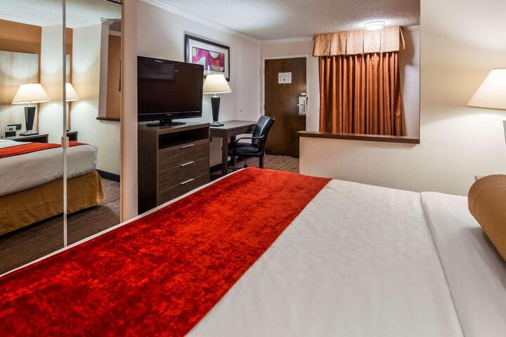 1 King Bed Sofa Bed Microwave and Refrigerator WiFi Shower Only Full Breakfast (11 of 11)