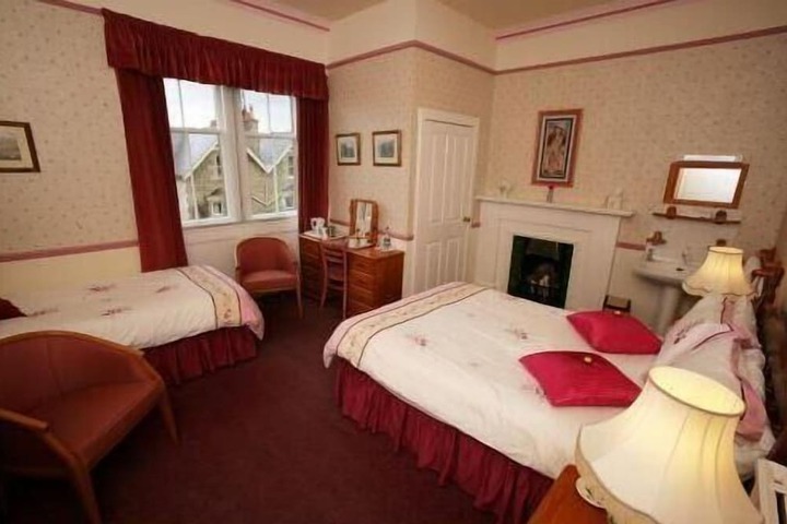 Room 4 of 10