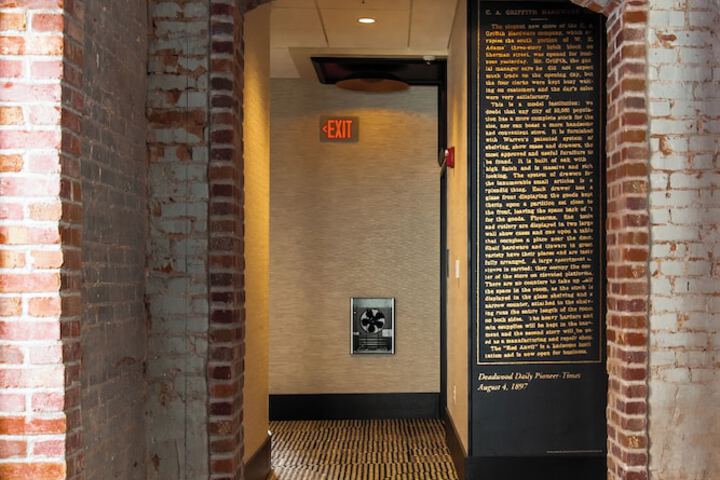 Ballroom/Hall 33 of 34