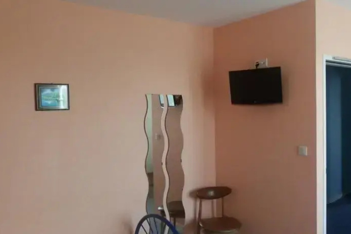 Room 4 of 10