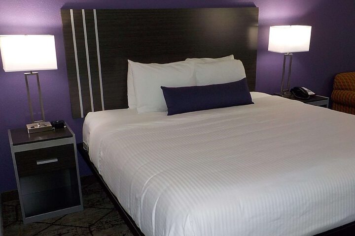 1 King Accessible Walk in Shower Love Seat Exterior Corridor Full Breakfast (10 of 26)