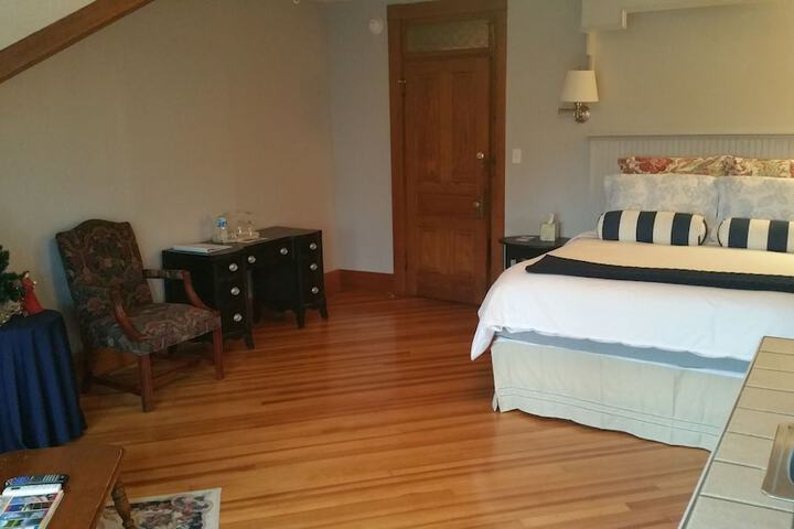 Room 33 of 198