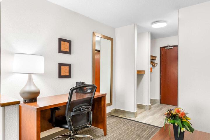 1 King Bed Business Room Upgrade (8 of 13)