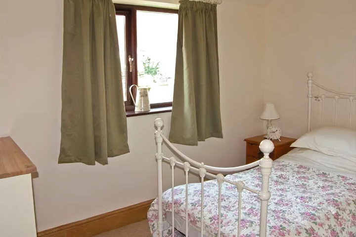 Room 4 of 9