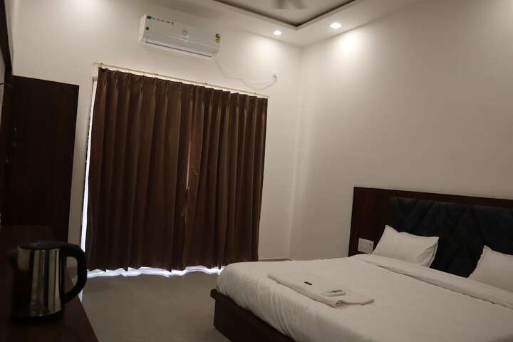 Room 8 of 16