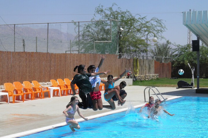 Pool 6 of 10