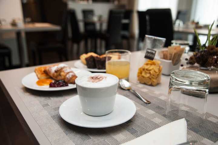 Breakfast/Coffee Service 24 of 32
