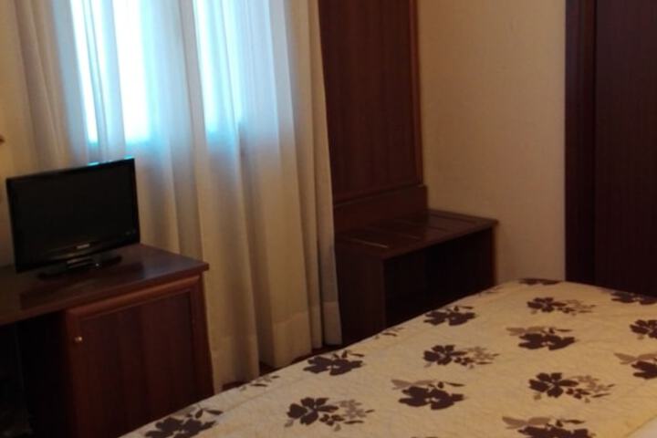 Room 4 of 68