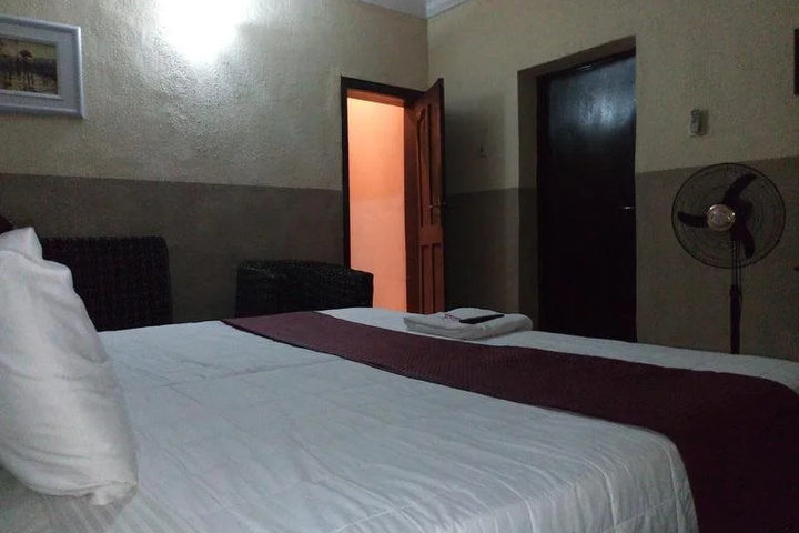 Room 5 of 18