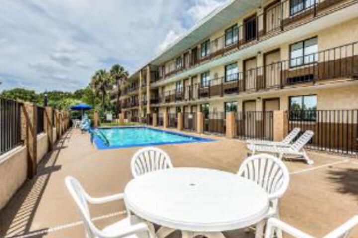 Exterior of Tampa Inn Fairgrounds