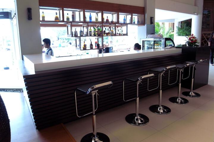 Lounge 43 of 64