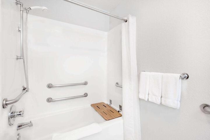 2 Queen Beds Mobility Accessible (17 of 30)