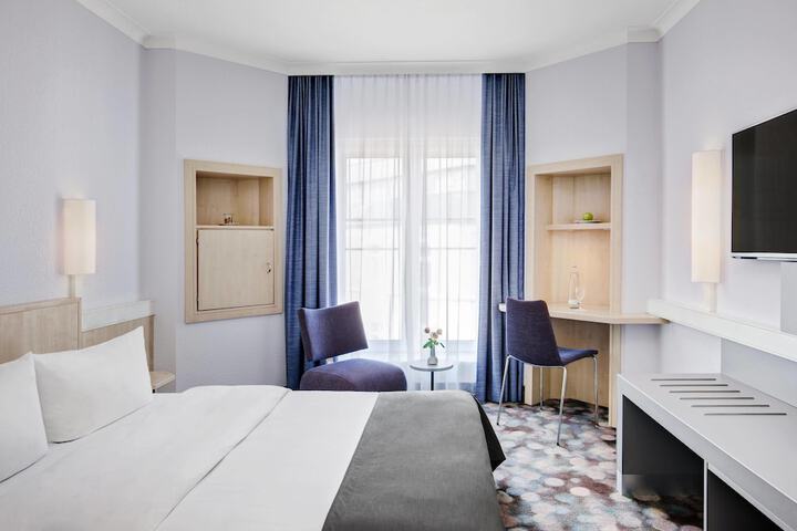 Room 6 of 28