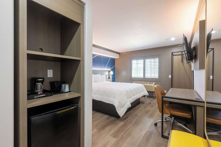 1 King Bed (7 of 11)