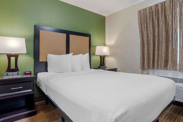 Studio Queen Bed (8 of 12)