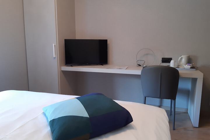 Room 5 of 74