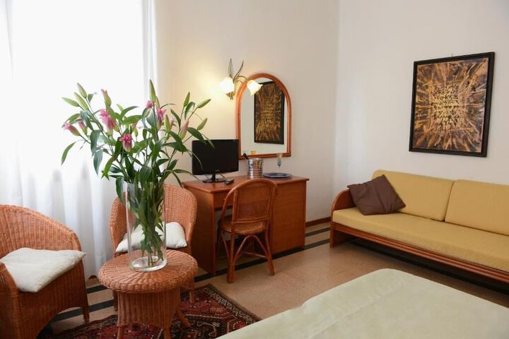 Room 10 of 30