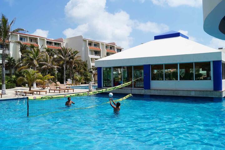 Hotel Pool