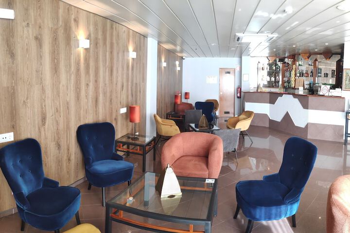 Lounge 60 of 82