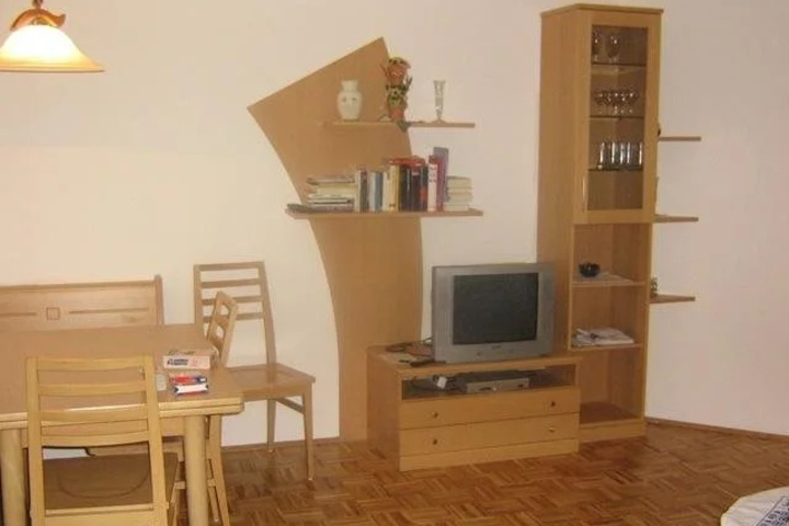 Room 6 of 16