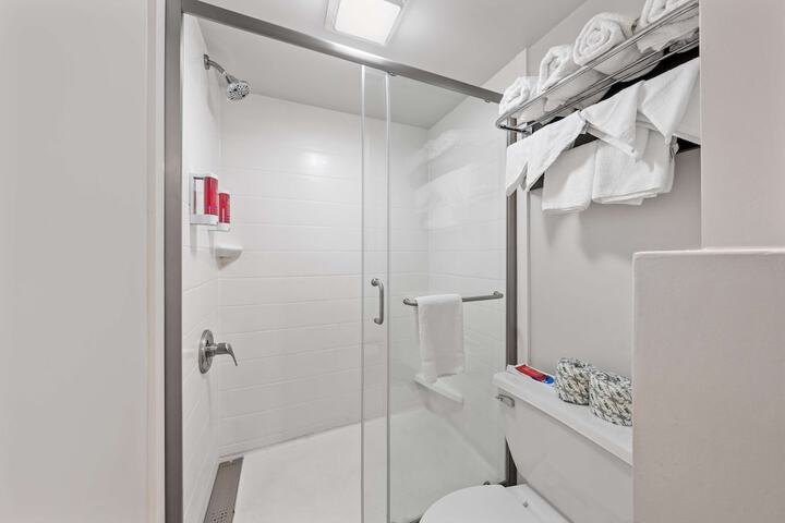 1 King Bed Microwave and Refrigerator Flat Screen Television Work Desk High Speed Internet Accessible Continental Breakfast (5 of 10)