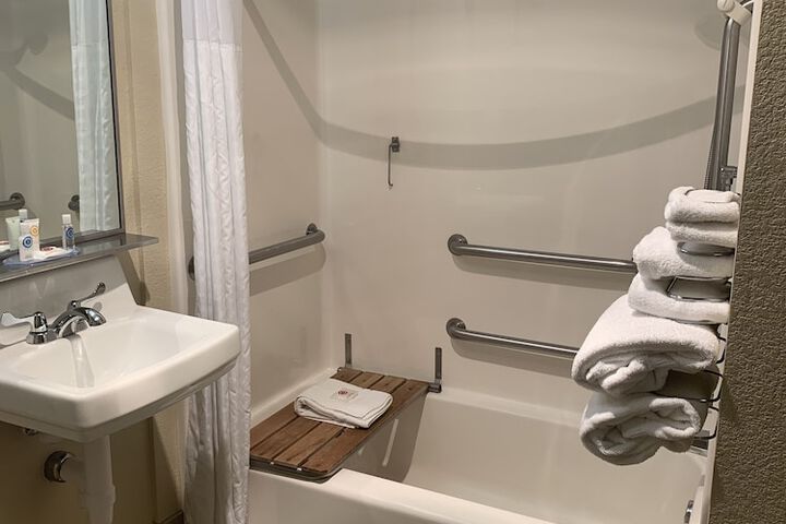 Double Accessible Queen Size Bed (16 of 20)