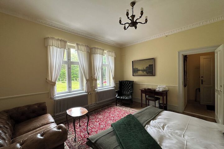 Room 12 of 77